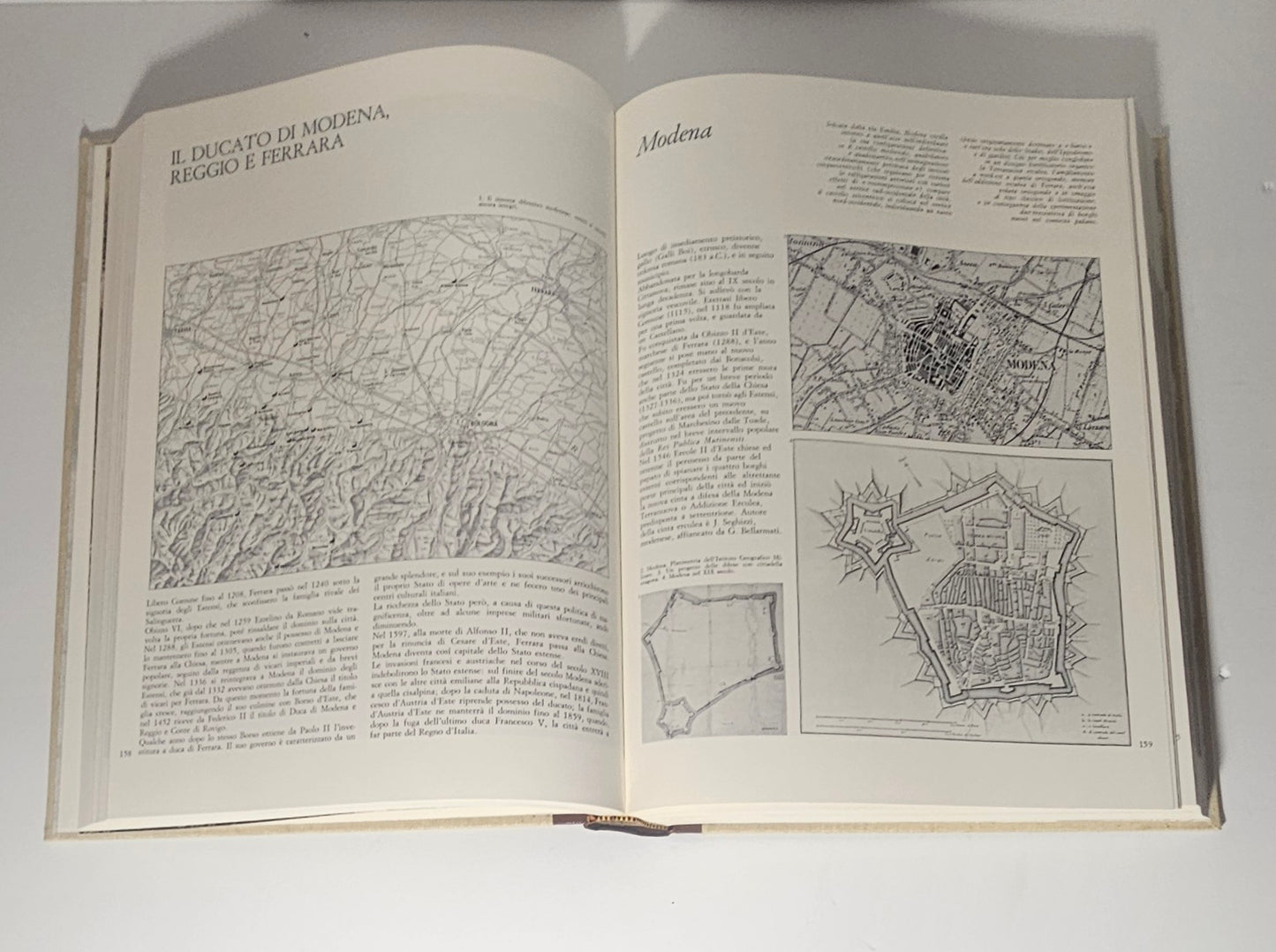 Interno volume con mappe e fortificazioni storiche cabrei