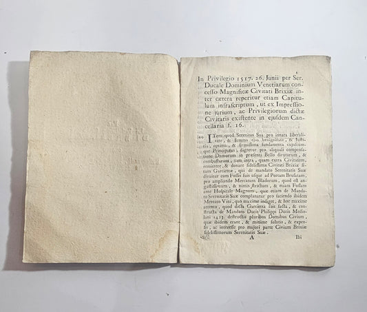 Interno libro antico con testo giuridico settecentesco Brescia