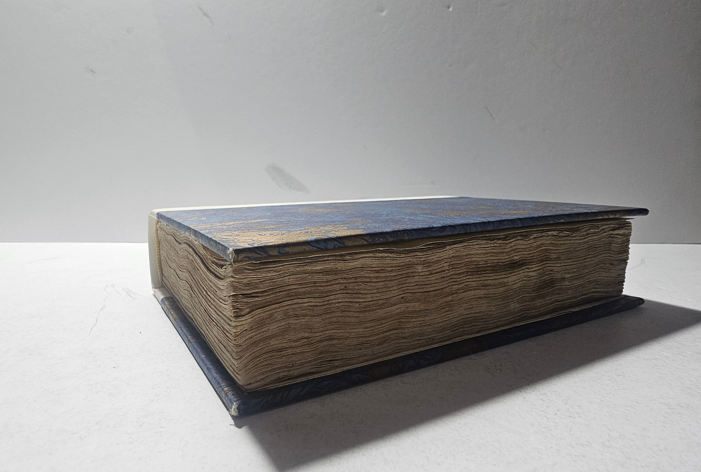 Taglio delle carte e legatura in mezza pergamena libro antico iolibrocarmine