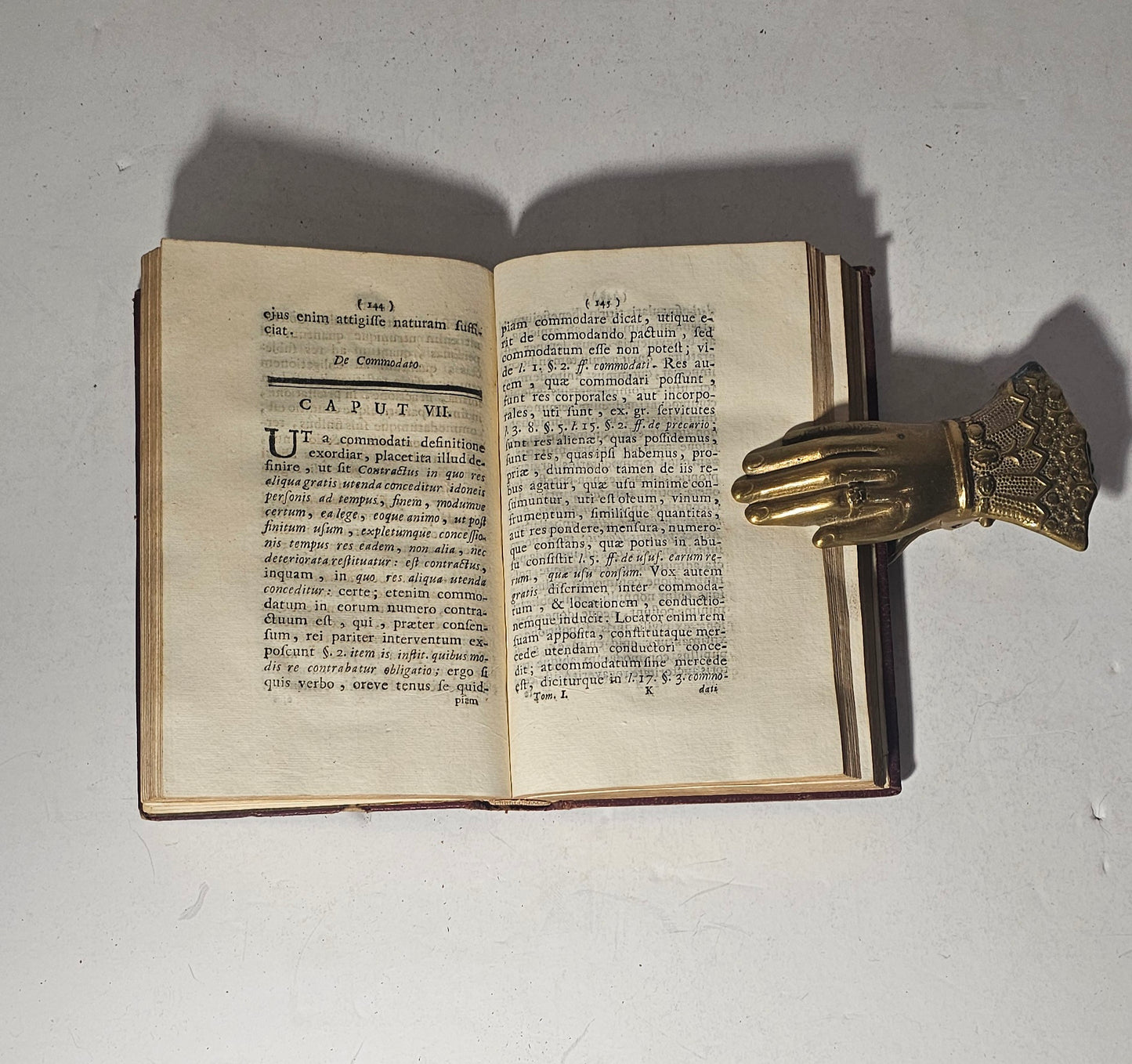 Interno libro antico diritto civile testo latino