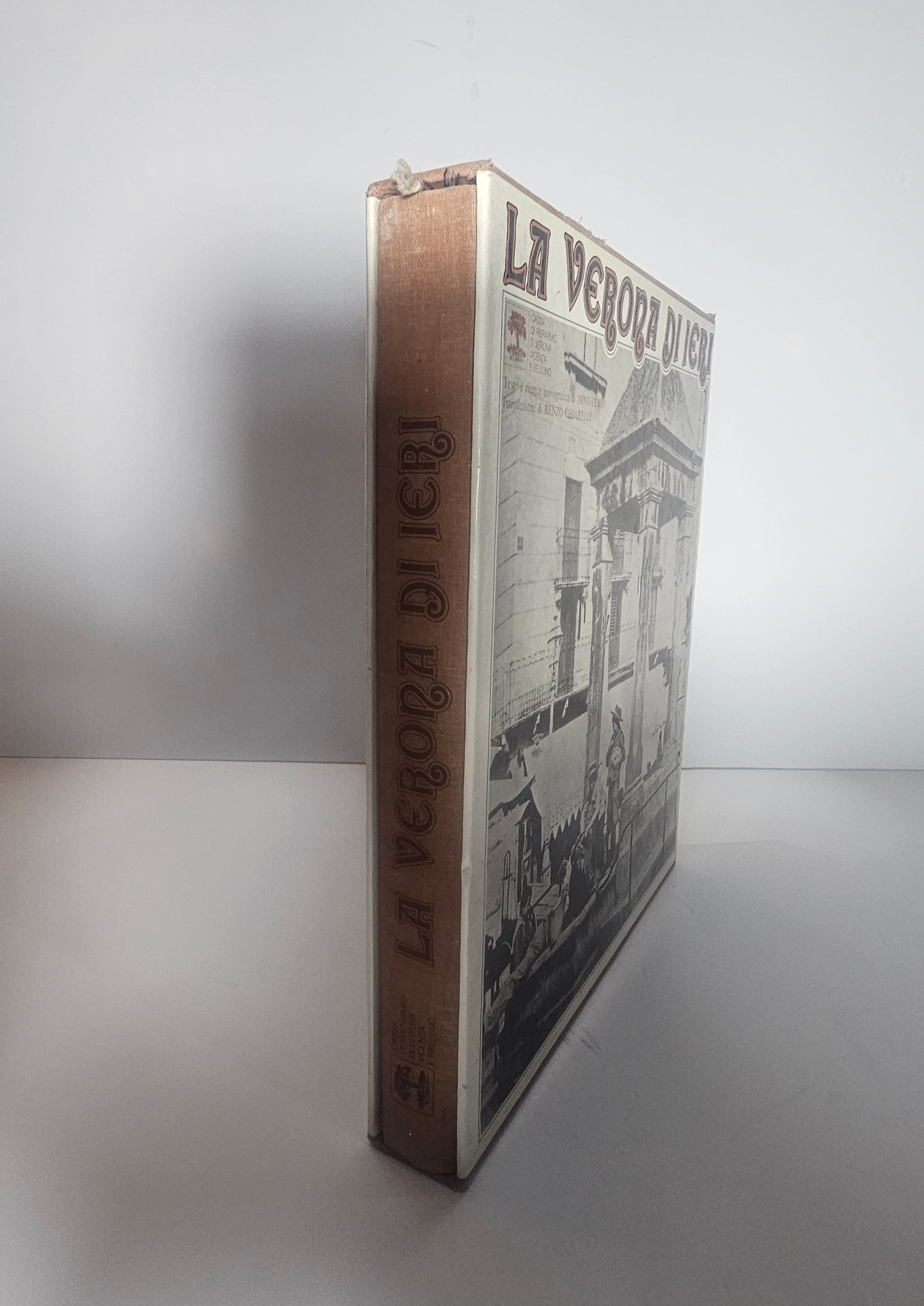 Copertina cofanetto libro Verona vintage