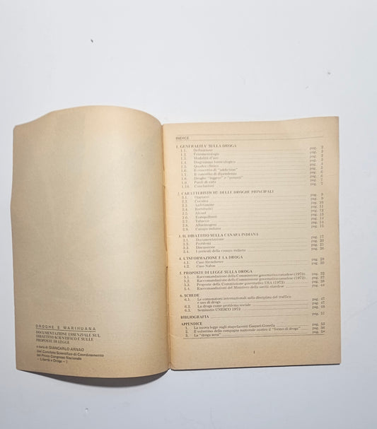 Interno opuscolo con indice e contenuti su droghe anni 70