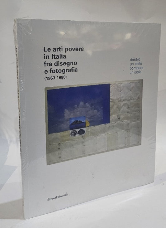 Le arti povere in Italia fra disegno e fotografia (1963-1980). Dentro un cielo compare un'isola. Catalogo della mostra (Jesi, 20 luglio-4 novembre 2018). Ediz. italiana e inglese - IOLIBROCARMINE