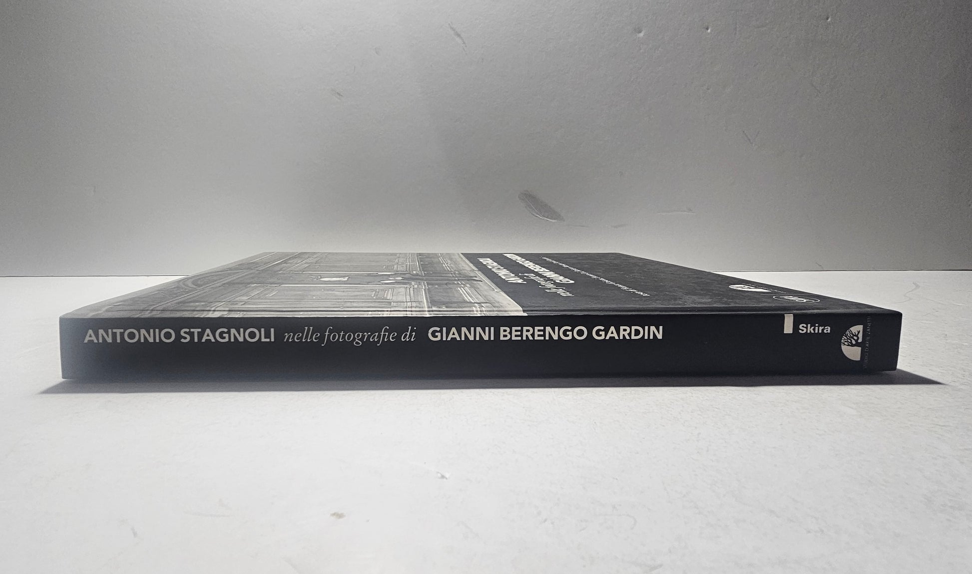 Dorso del volume Antonio Stagnoli Gianni Berengo Gardin Skira iolibrocarmine