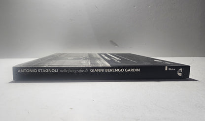 Dorso del volume Antonio Stagnoli Gianni Berengo Gardin Skira iolibrocarmine