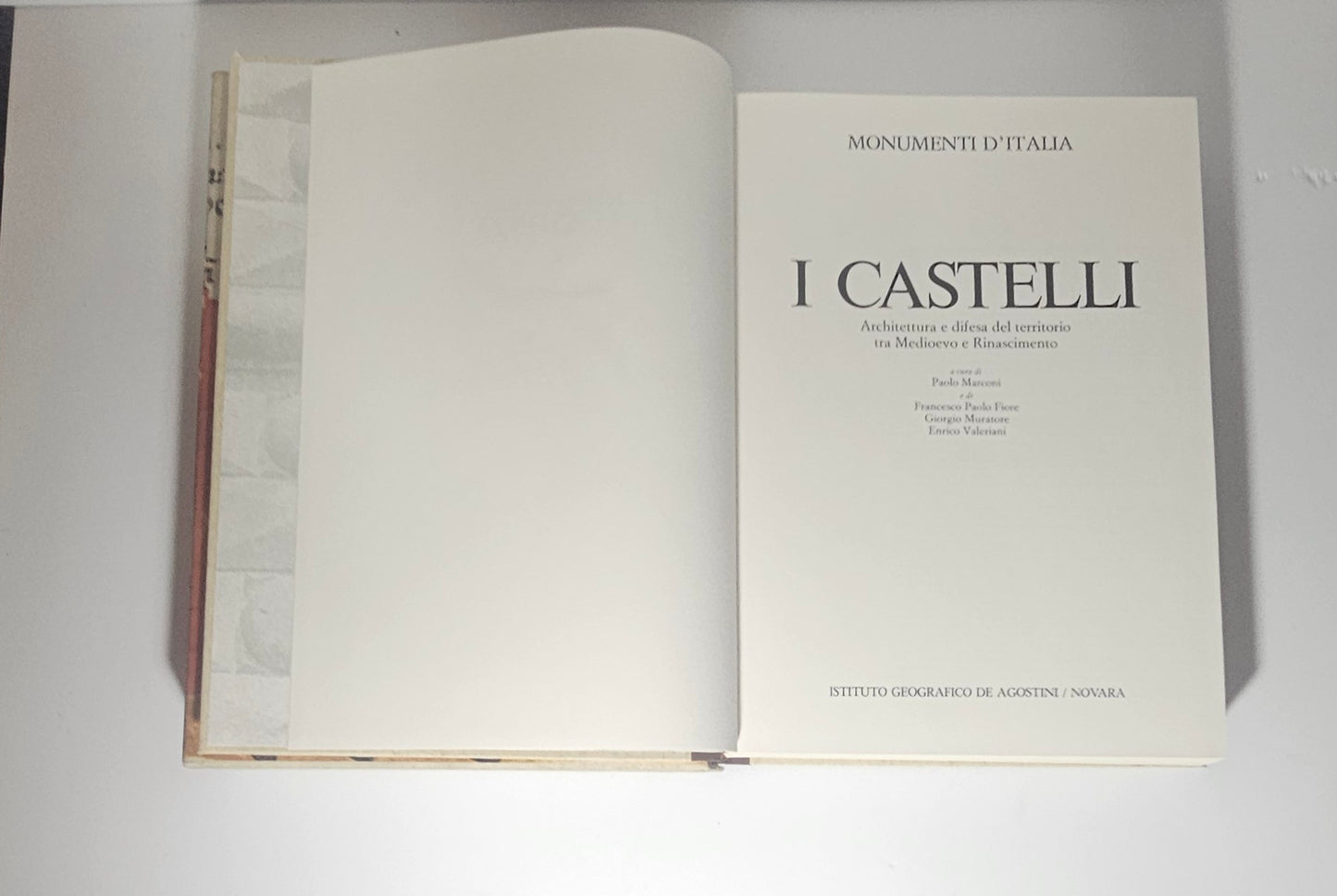 Interno volume con mappe e fortificazioni storiche titolo 
