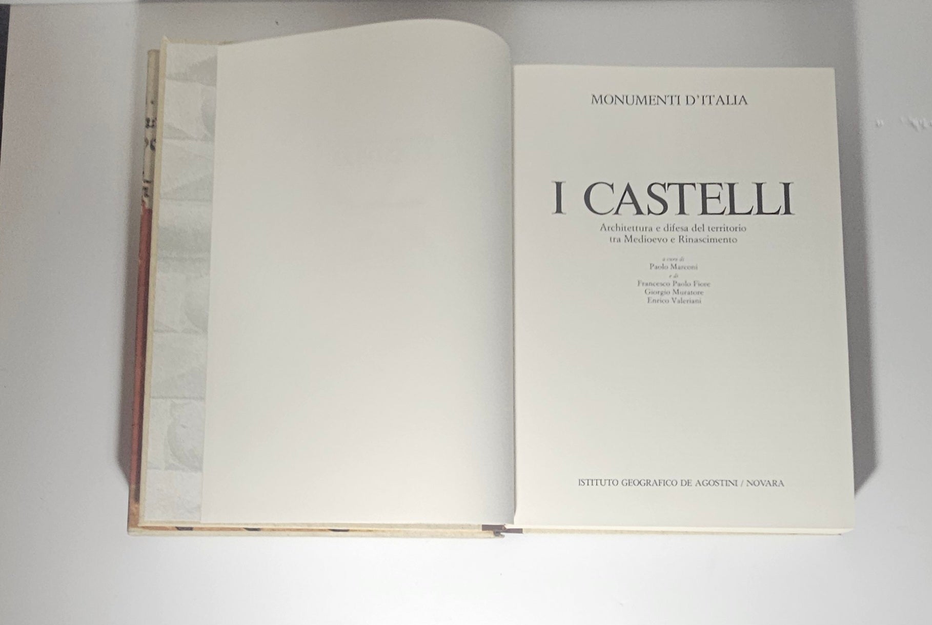 Interno volume con mappe e fortificazioni storiche titolo 
