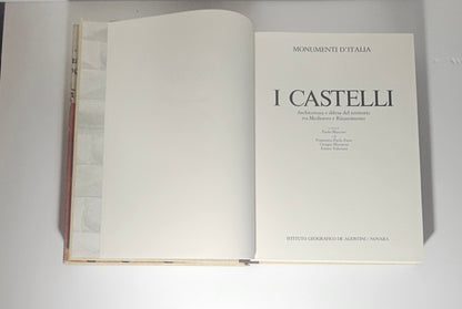 Interno volume con mappe e fortificazioni storiche titolo 
