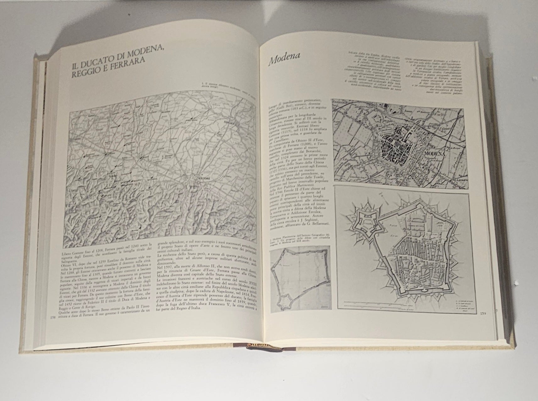 Interno volume con mappe e fortificazioni storiche cabrei 
