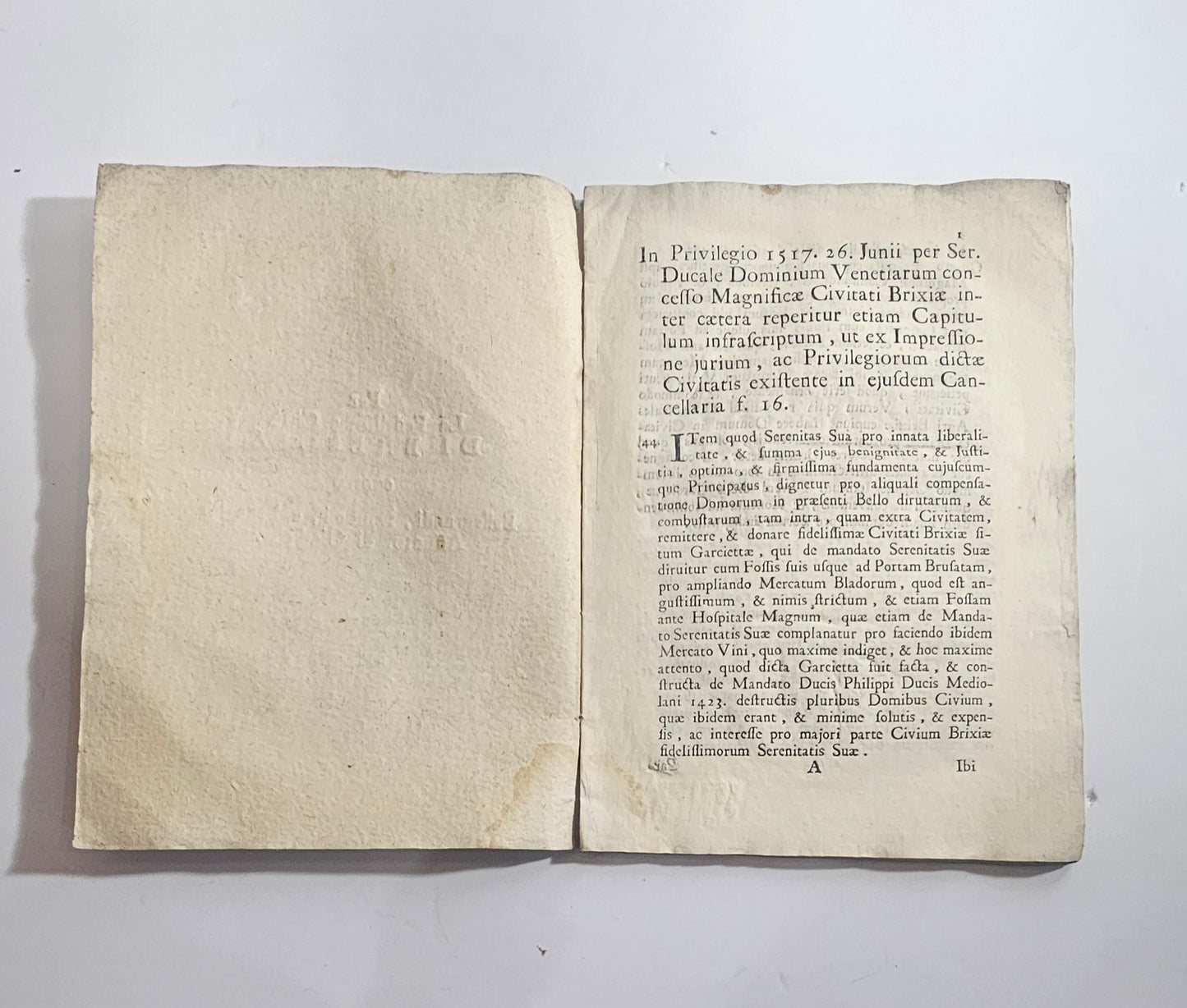 Interno libro antico con testo giuridico settecentesco Brescia
