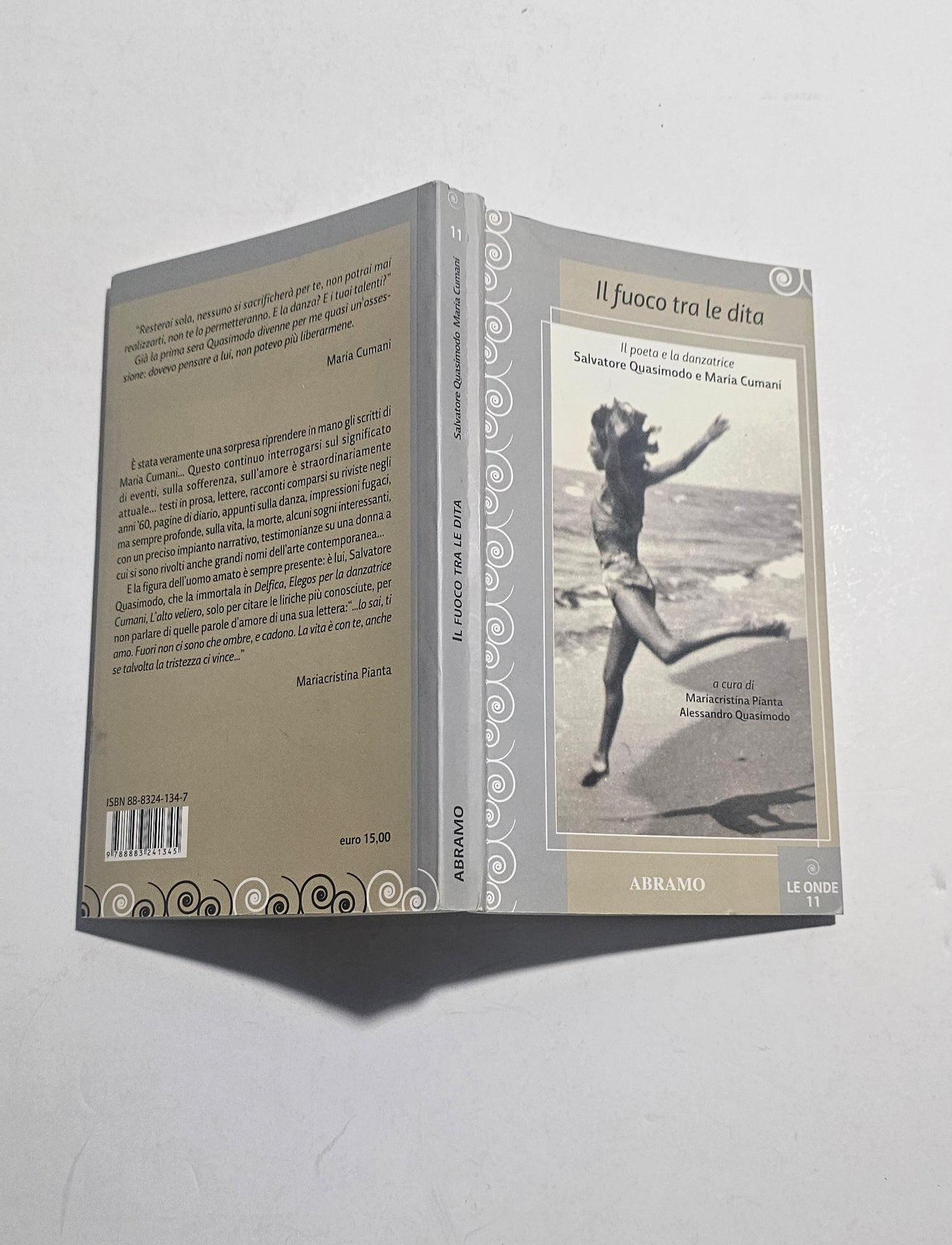 Libro Il fuoco tra le dita Quasimodo Cumani
