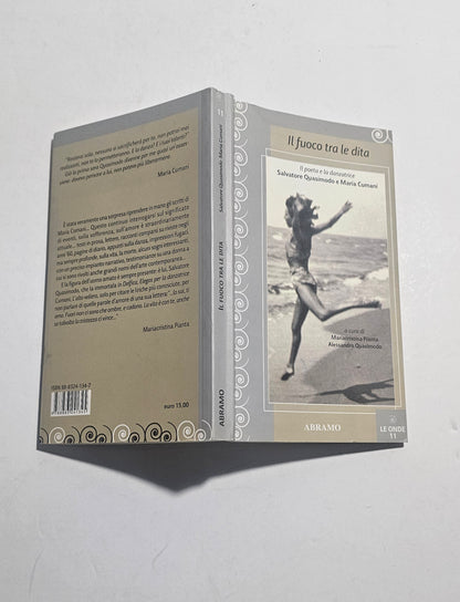 Libro Il fuoco tra le dita Quasimodo Cumani
