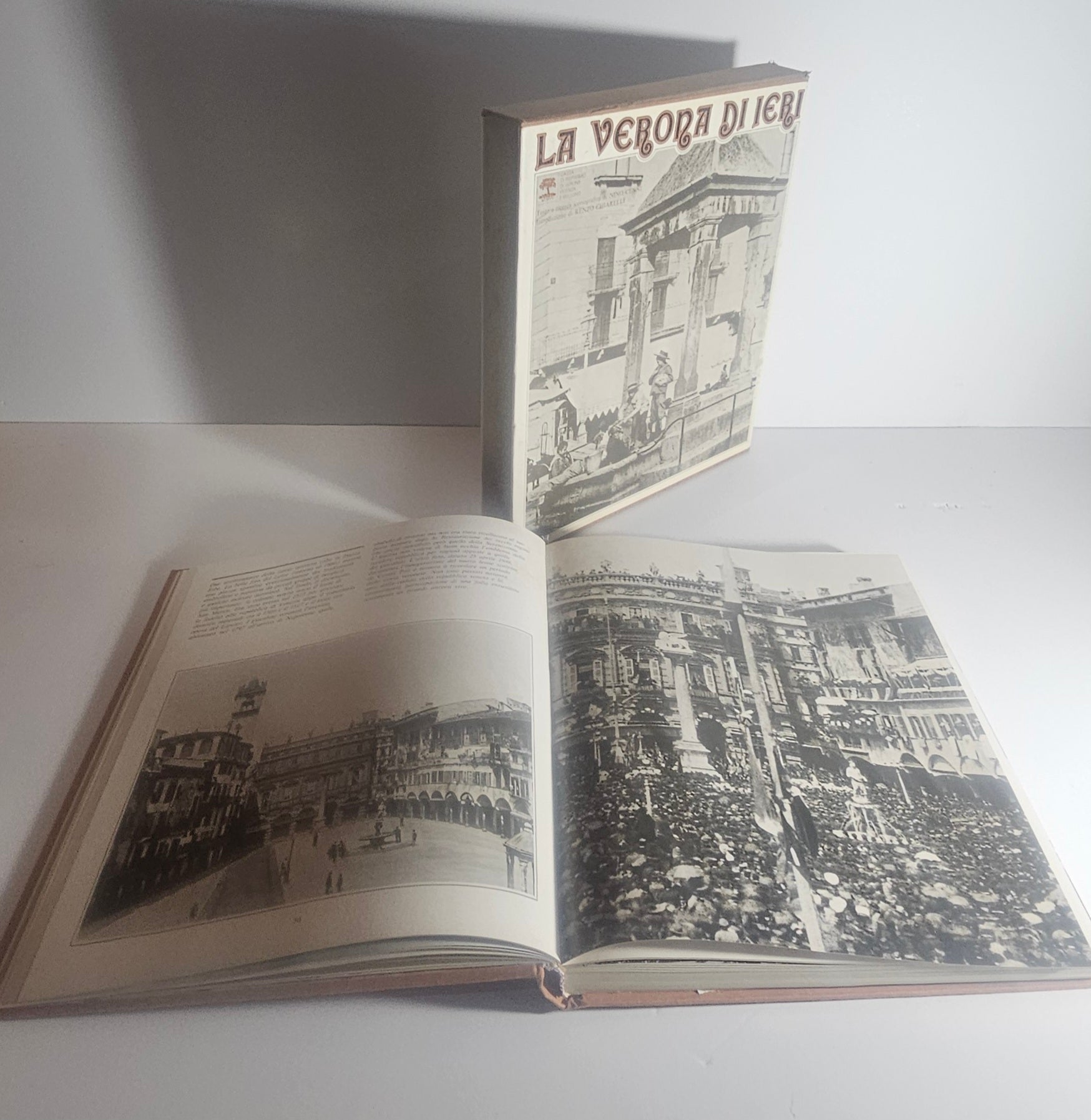 Interni libro immagini d’epoca Verona piena pagina cofanetto
