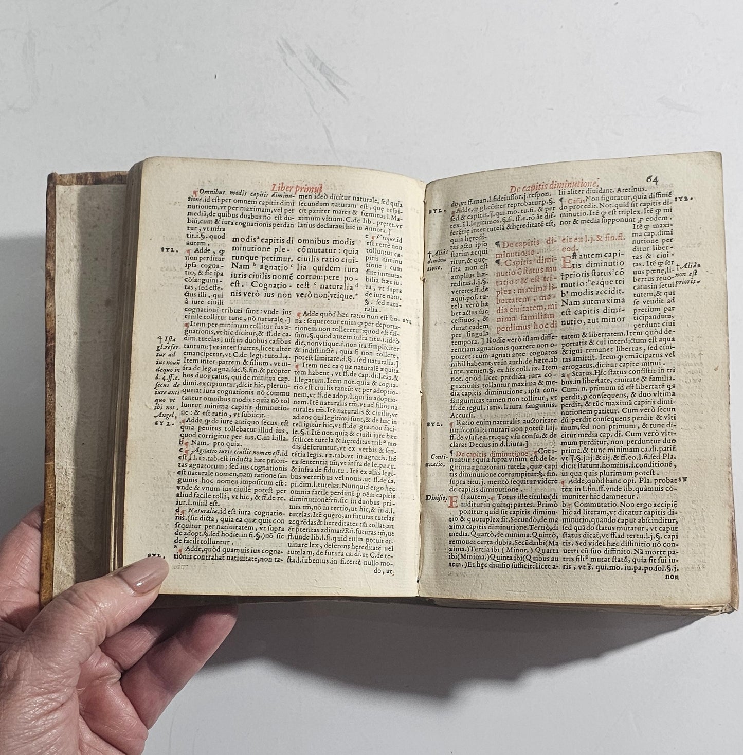 iolibrocarmine libro antico latino doppia colonna doppio colore da studio 
