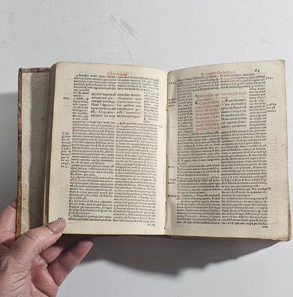 iolibrocarmine libro antico latino doppia colonna doppio colore da studio 
