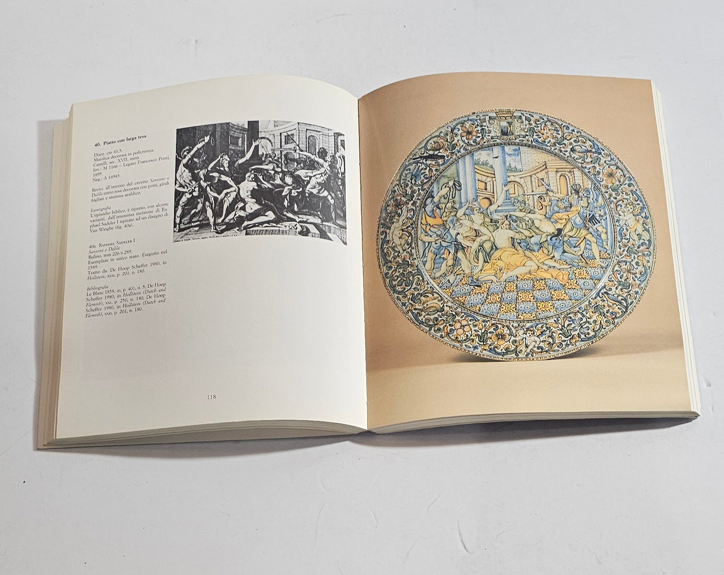 interno libro ceramica antica piatto istoriato illustrato