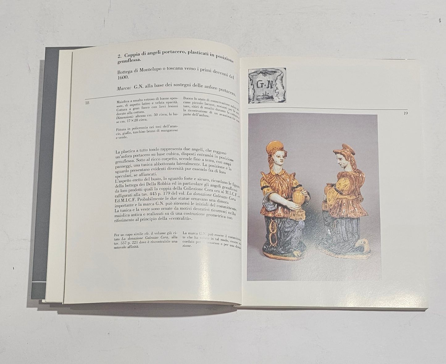 Esempi di ceramica e maiolica illustrati nel libro