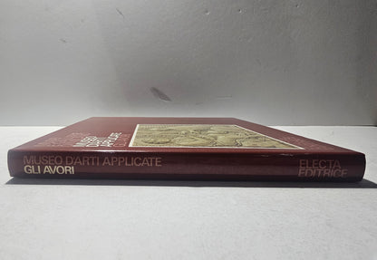 Dorso del volume Gli Avori Museo D’Arti Applicate Electa iolibrocarmine