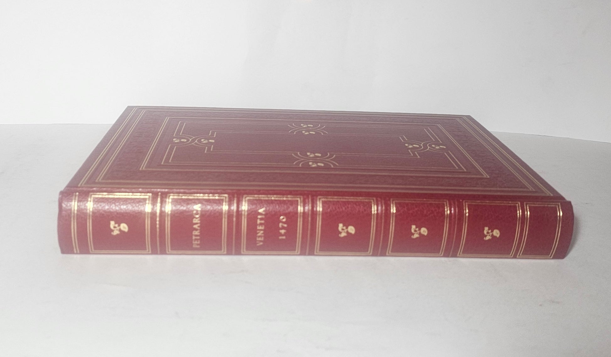 Dorso del volume Il Canzoniere e I Trionfi Petrarca Venezia 1470 edizione anastatica rilegatura in rosso con oro