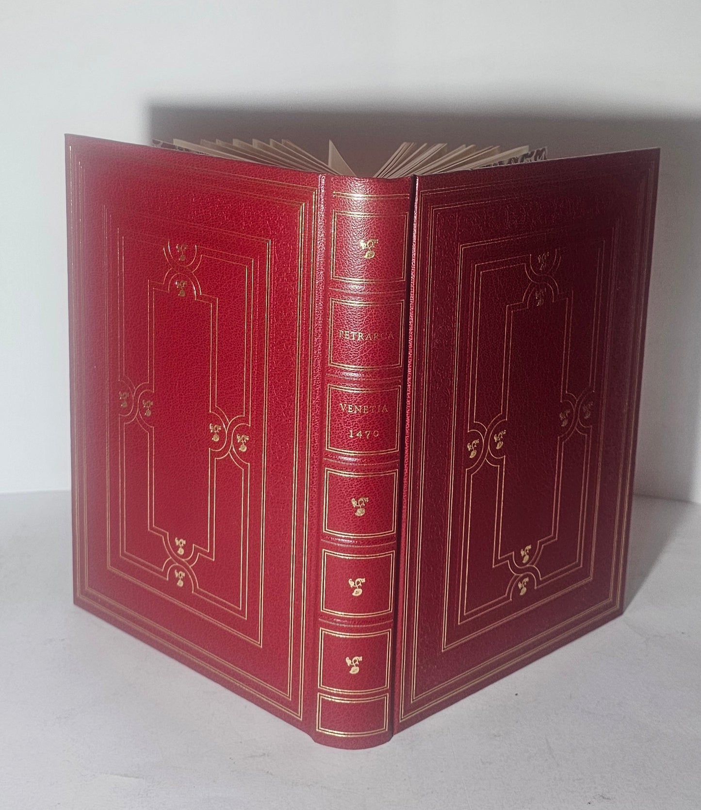 Dorso del volume Il Canzoniere e I Trionfi Petrarca Venezia 1470 edizione anastatica rilegatura in rosso con oro