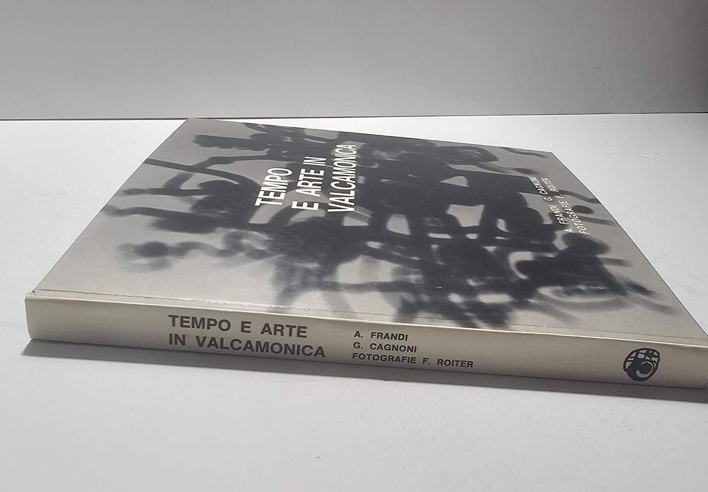 Dorso e copertina del libro Tempo e Arte in Valcamonica io libro carmine