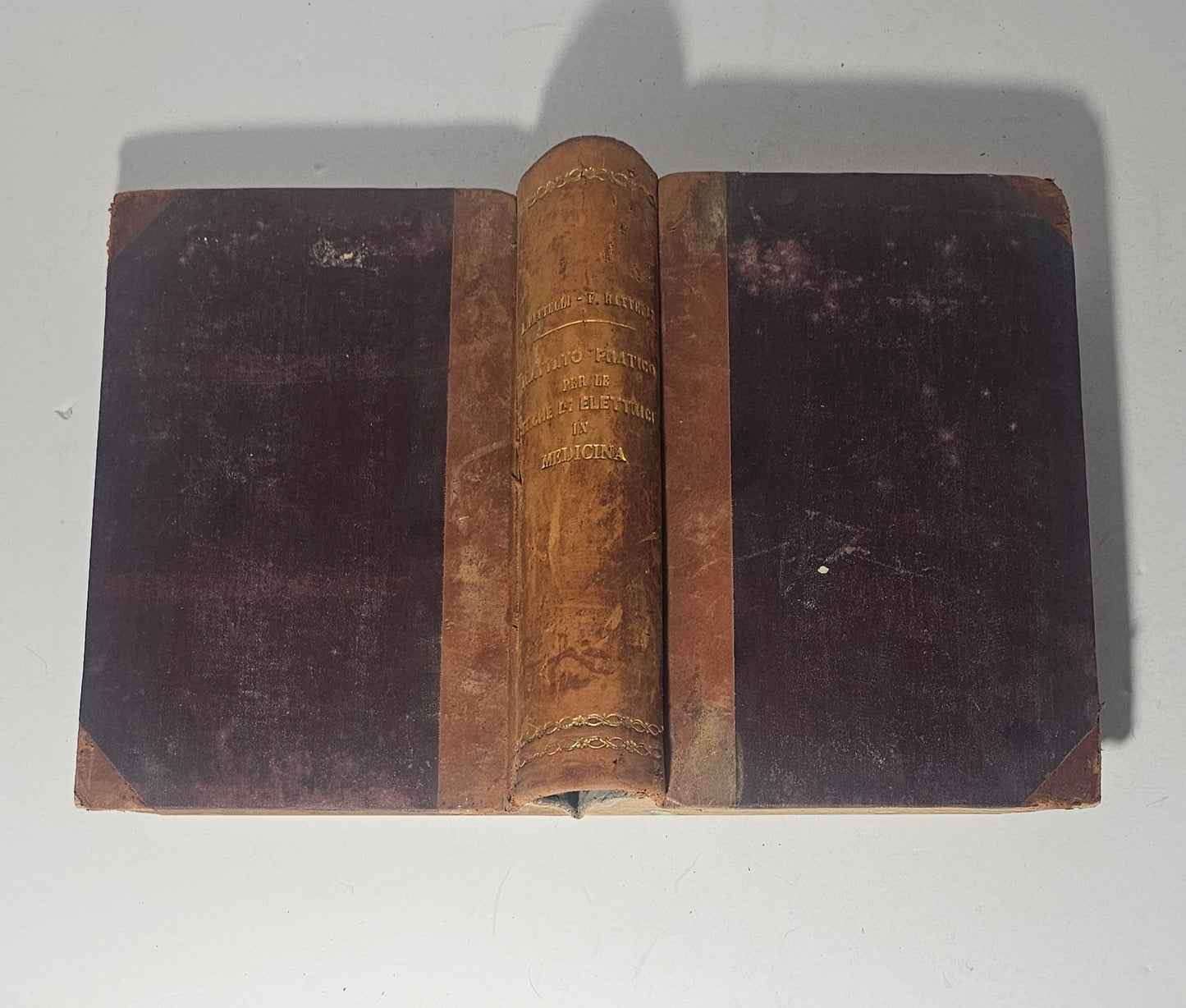 Libro antico elettromedicina dorso mezza pelle titolo in oro
