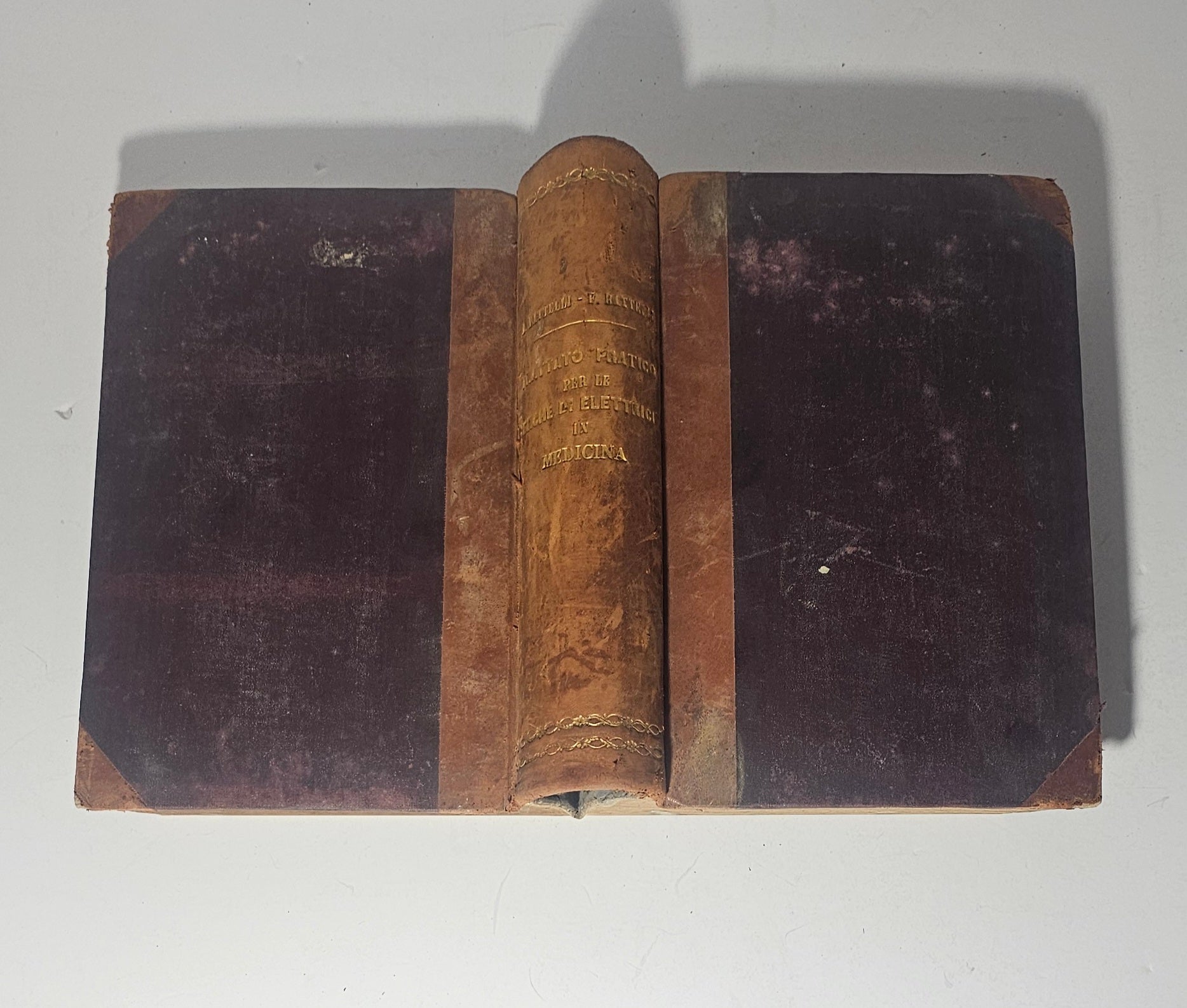 Libro antico elettromedicina dorso mezza pelle titolo in oro
