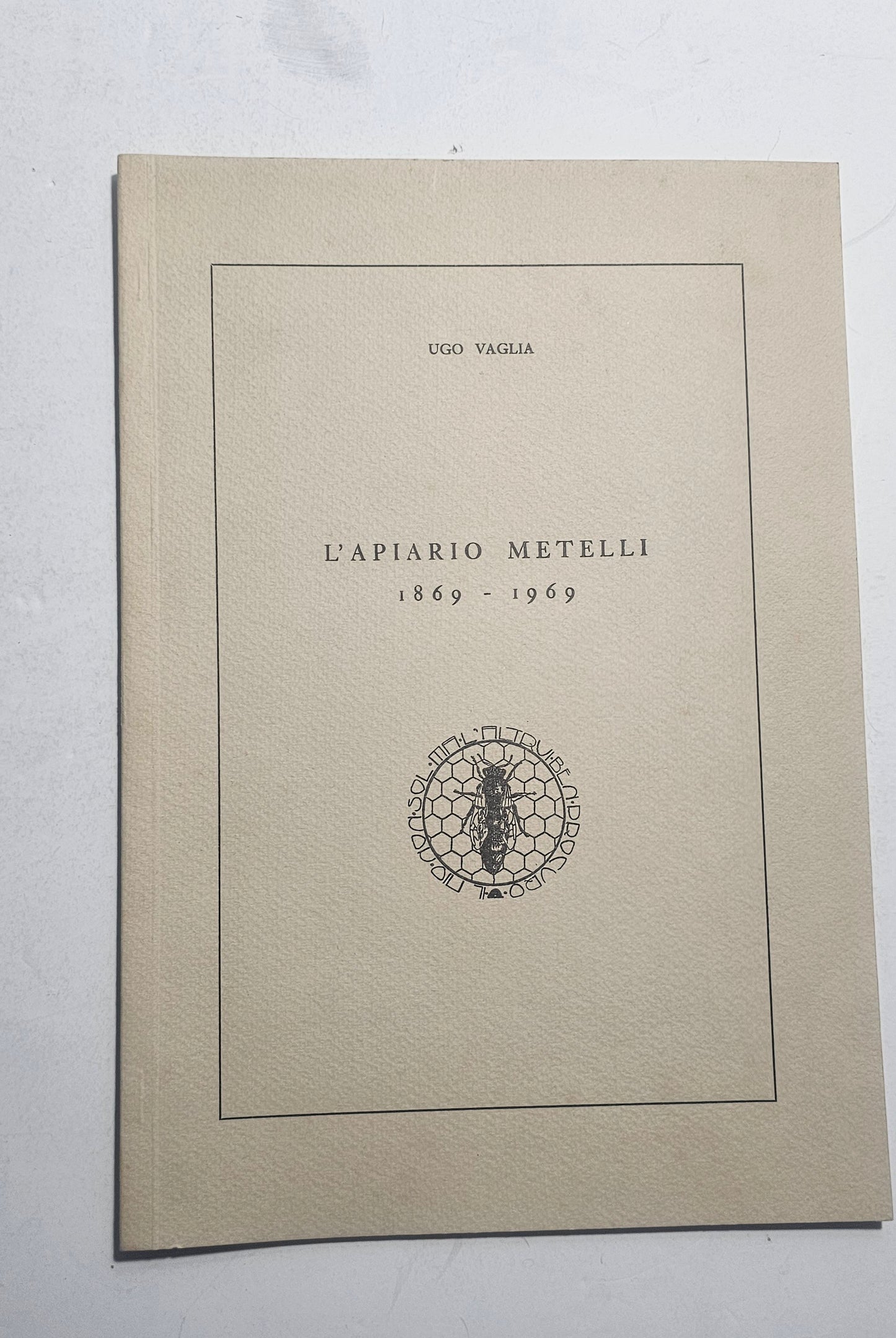 Copertina originale del volume L’Apiario Metelli 1869-1969 di Ugo Vaglia